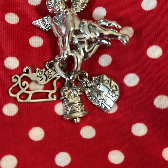 Pendant/brooch cherub with bell, sleigh and present charms, Lot S - Picture 3 of 8